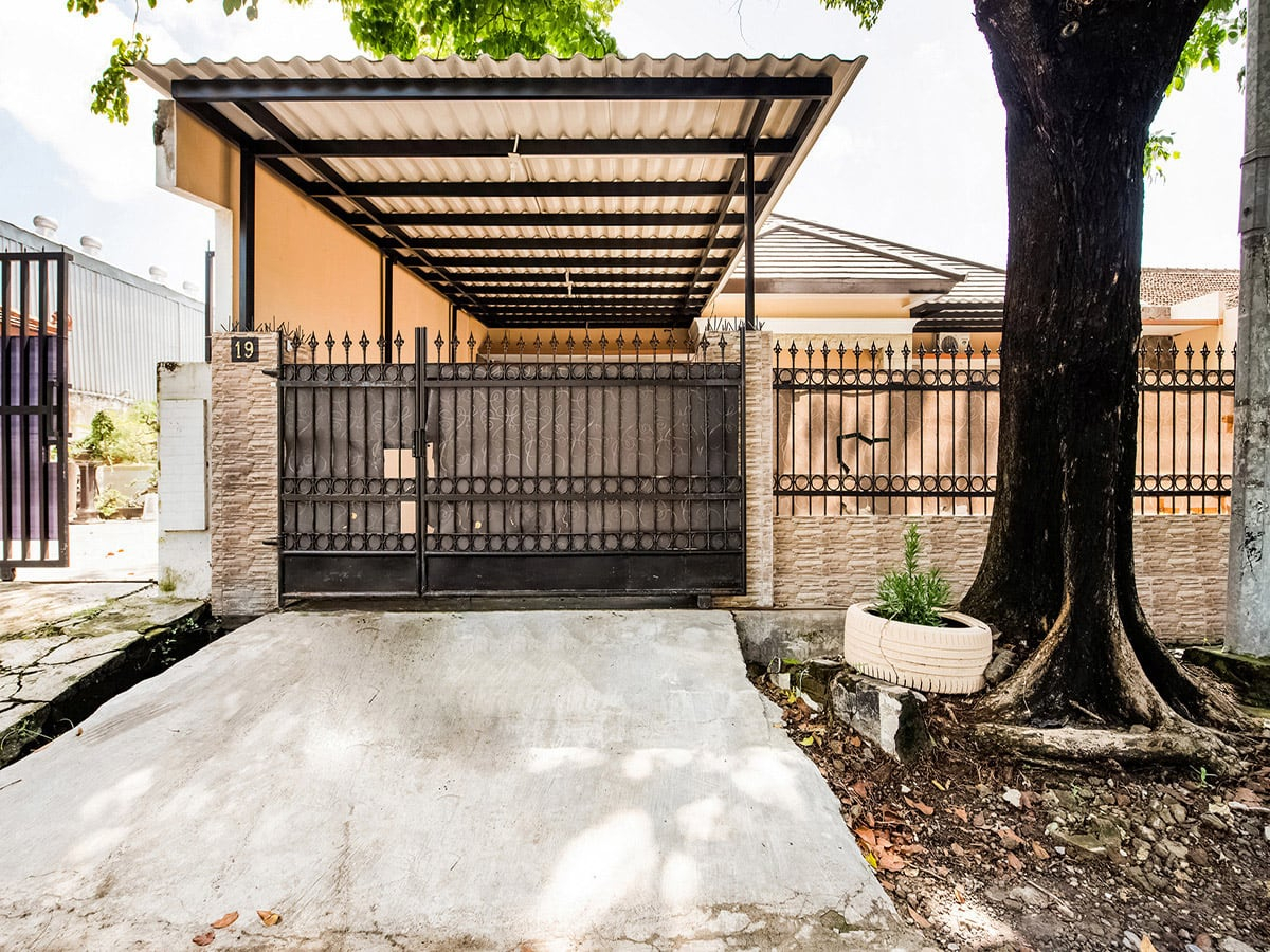 Exterior & Views 2, OYO 3398 Griya RM 19 Syariah, Surabaya