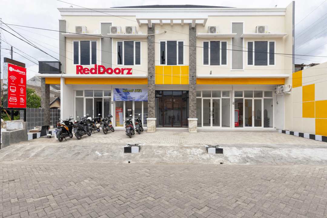 Exterior & Views 1, RedDoorz Syariah @ Kebraon, Surabaya
