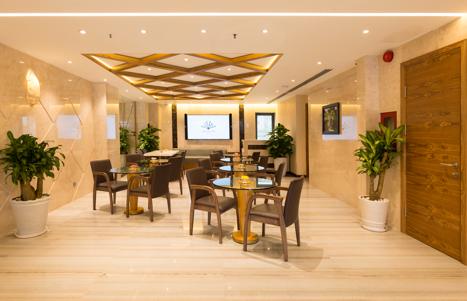 Queen Ann Hotel Saigon, Quận 1