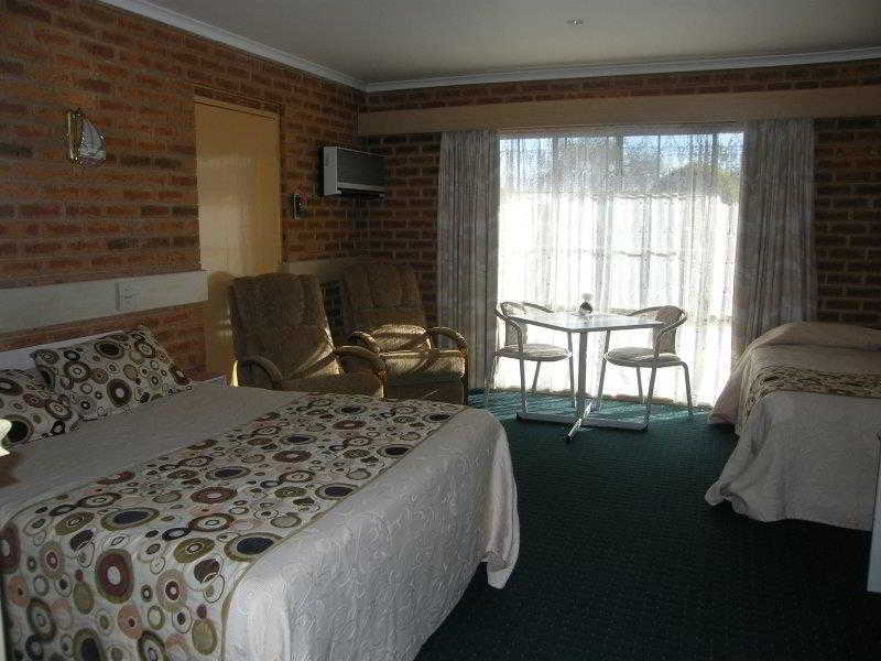 Bedroom 1, Colonial Motor Inn Bairnsdale, E. Gippsland - Bairnsdale
