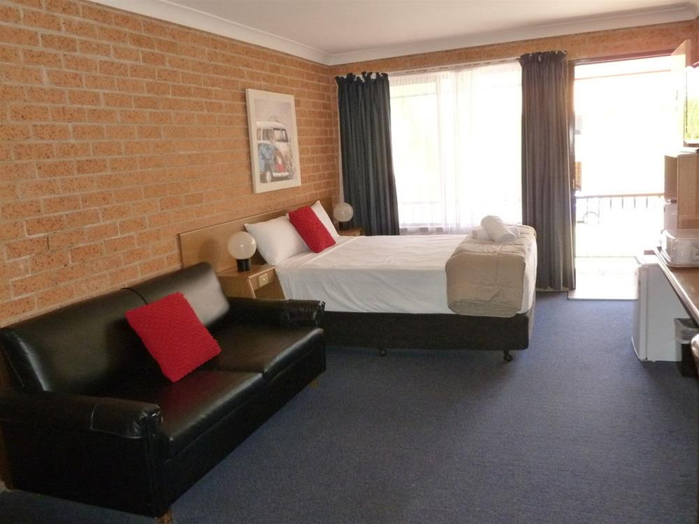 Bedroom 1, Royal Palms Motor Inn, Coffs Harbour - Pt A