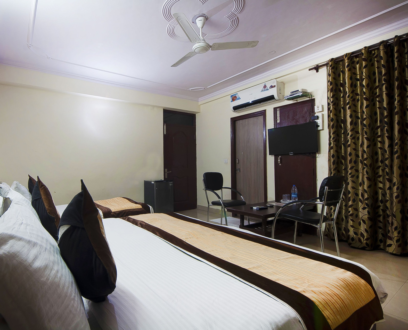 Bedroom, Hotel Charan Pahari, West
