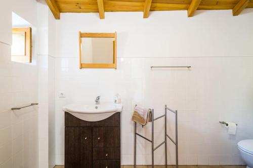 Bathroom 3, Roman Road House, Porto de Mós