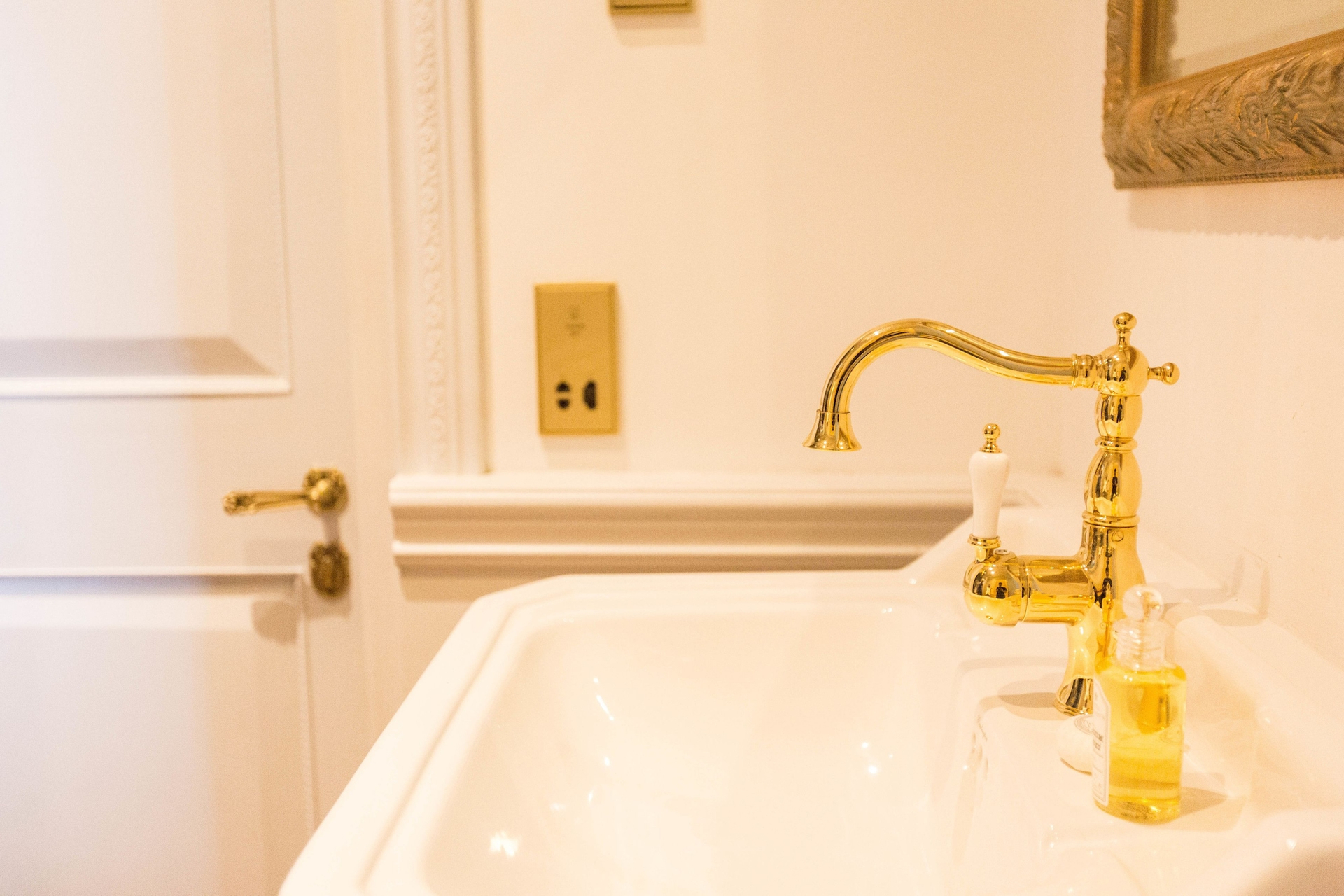 Bathroom sink