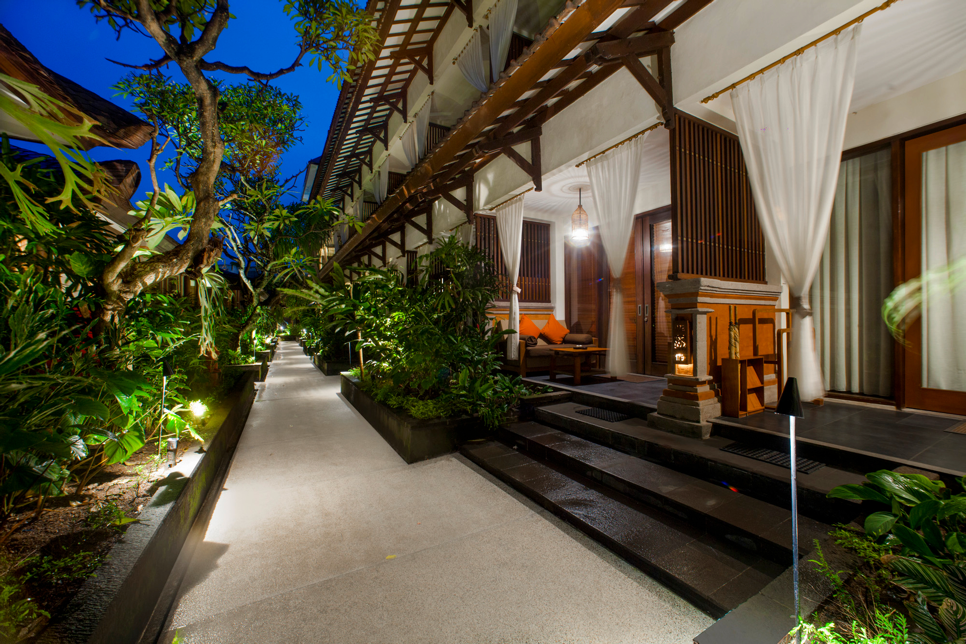 Exterior & Views