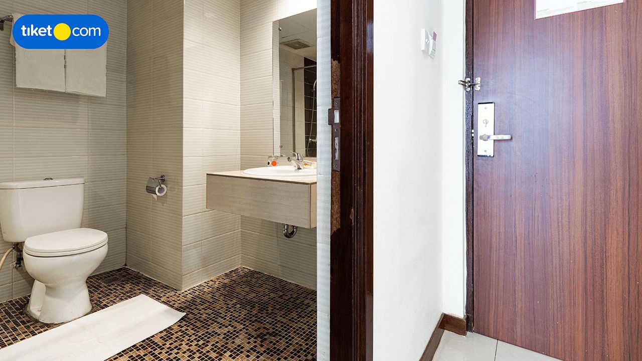 Bathroom 16