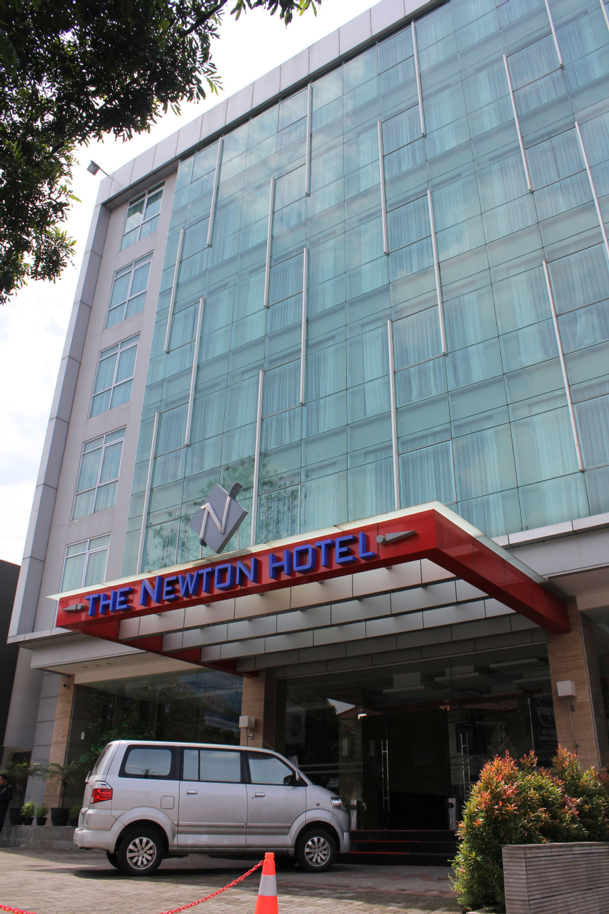 Exterior & Views 1, Urbanview Hotel Newton Riau Bandung, Bandung