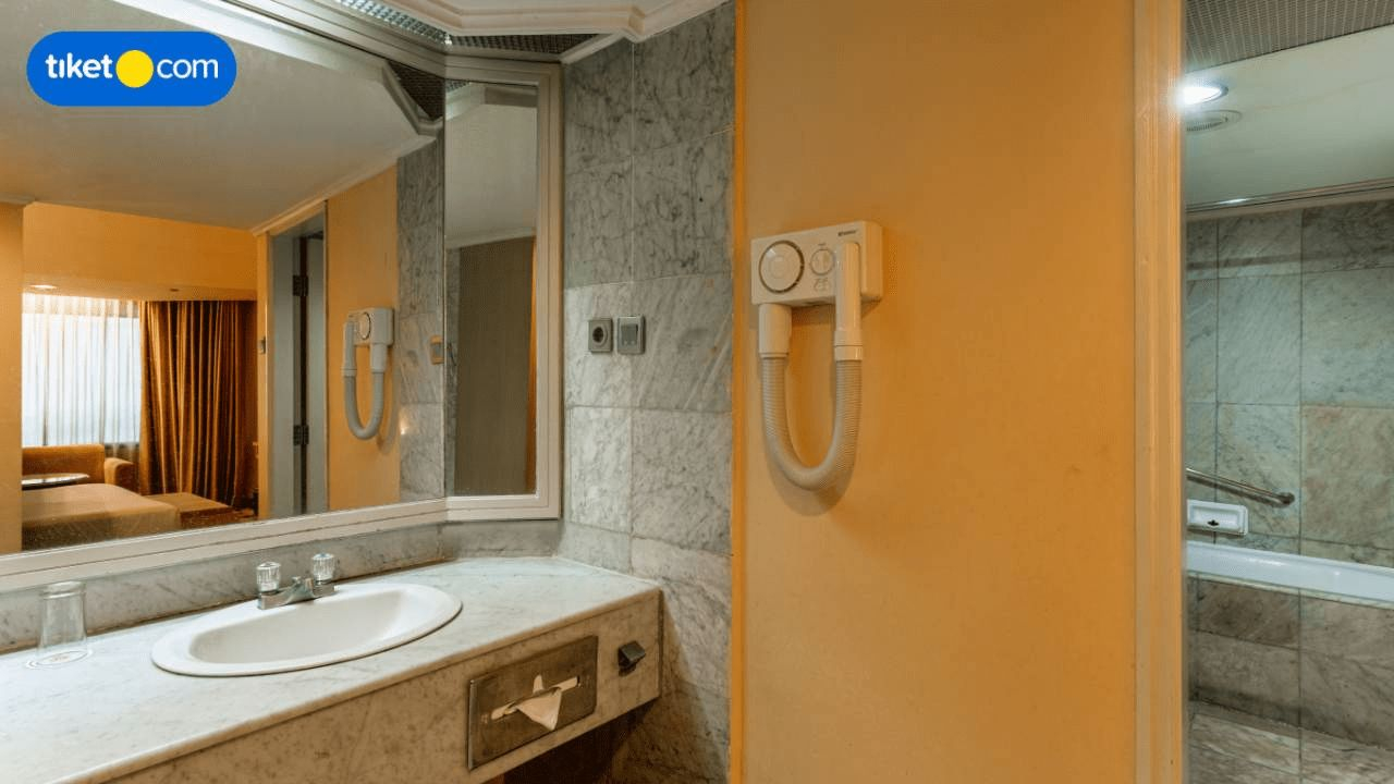 Bathroom 13