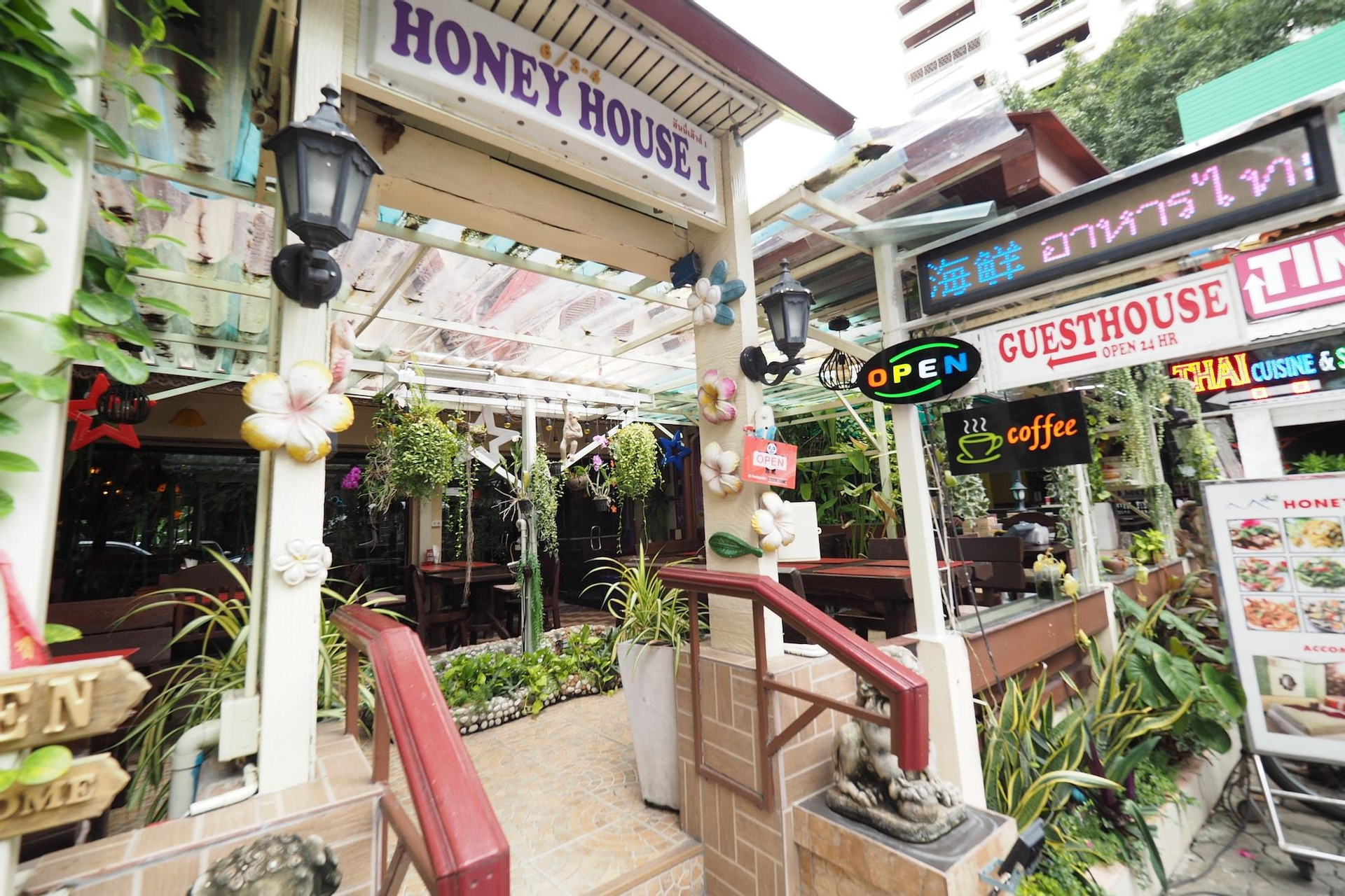 Honey House1, Wattana