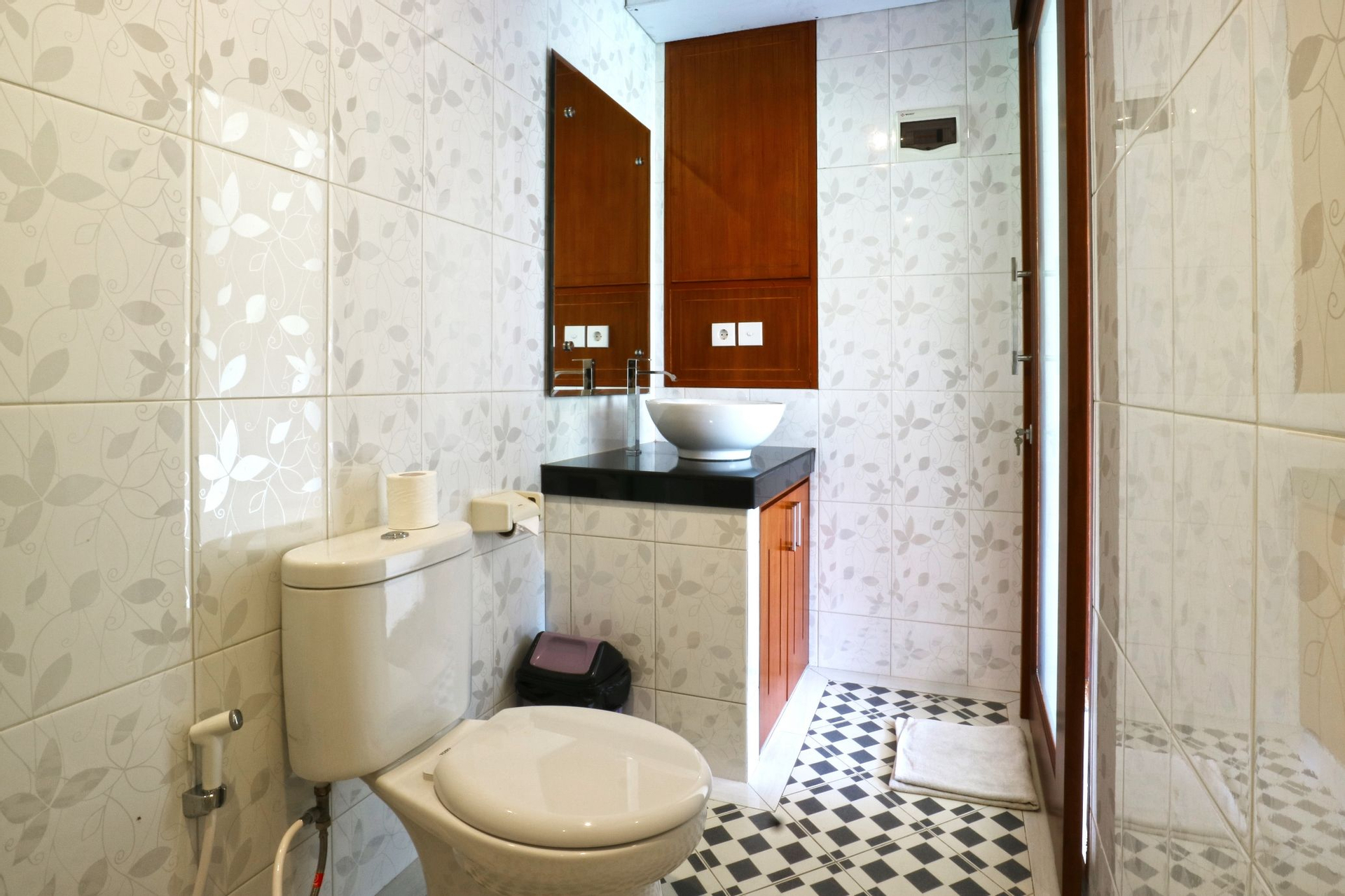 Bathroom 16