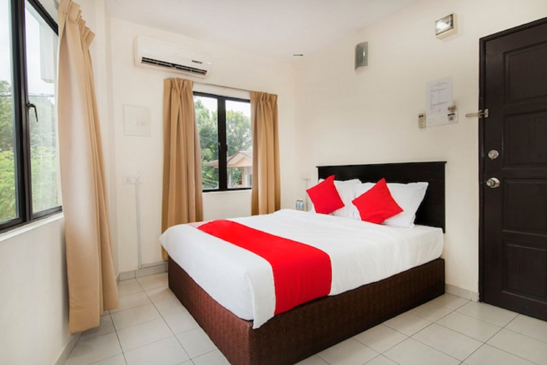 Queen Deluxe Room