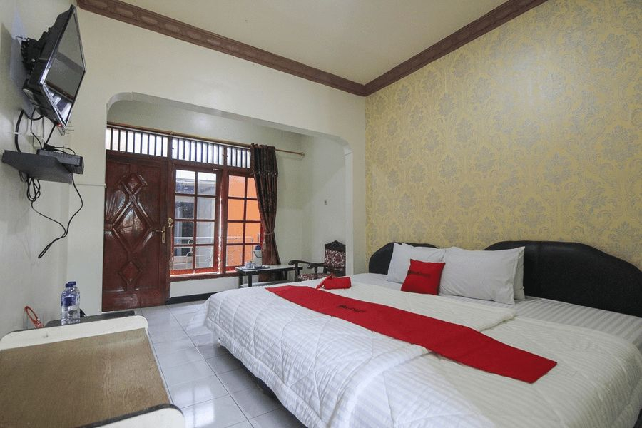 Bedroom 1, RedDoorz near Sarangan Lake, Magetan