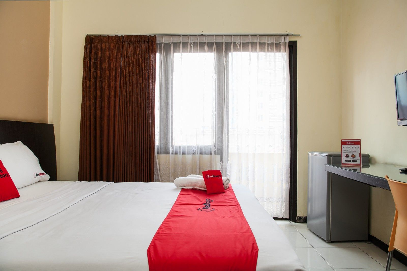 Bedroom 3, RedDoorz near Gubeng Station Surabaya, Surabaya