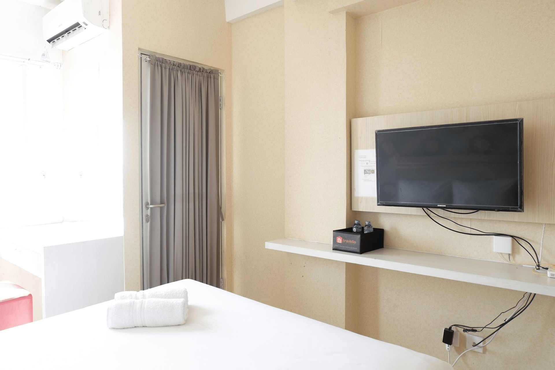 Bedroom 3, Comfy Studio Apartment at Pavilion Permata with City View By Travelio, Surabaya