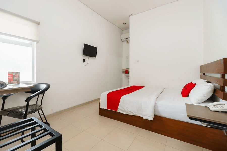 Bedroom 3, RedDoorz near Jembatan Siti Nurbaya Padang, Padang