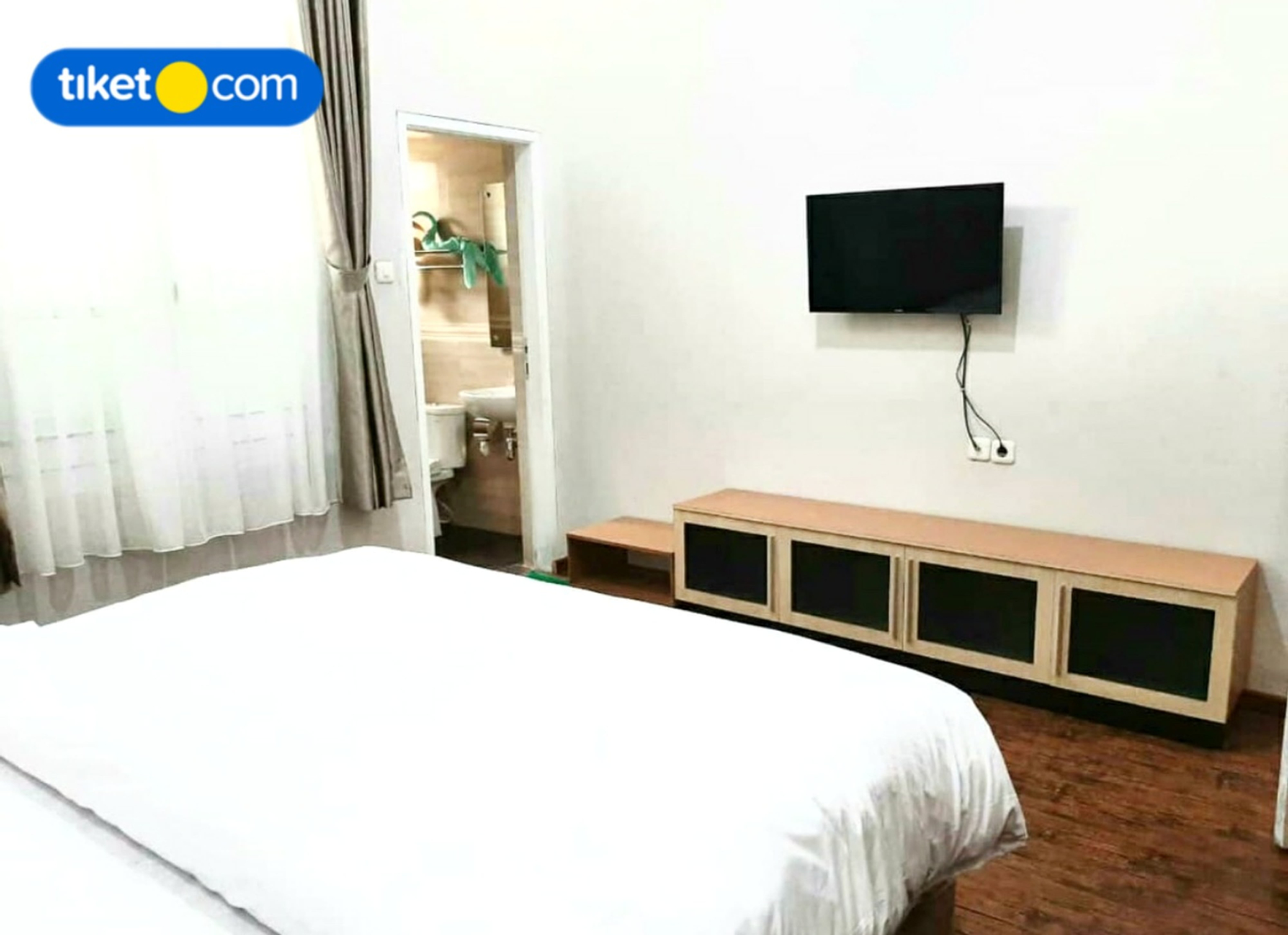 Bedroom 2, Villa Victoria Cafe, Bukittinggi