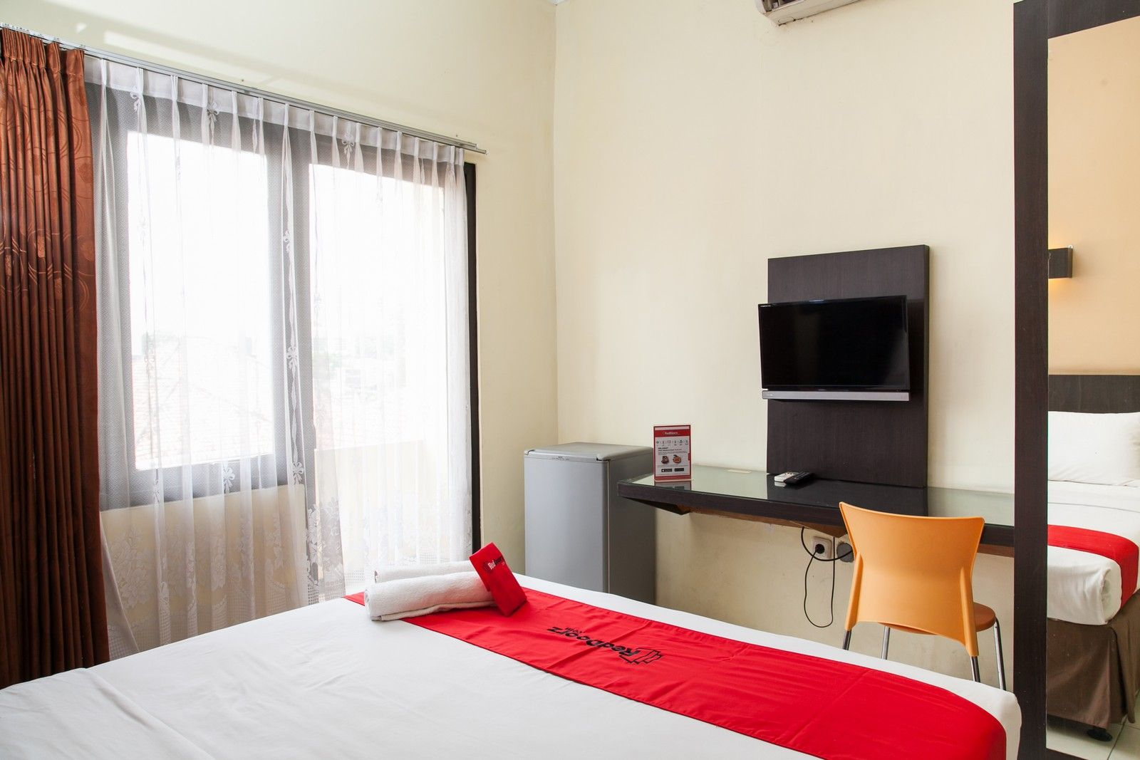 Bedroom 3, RedDoorz near Gubeng Station Surabaya, Surabaya