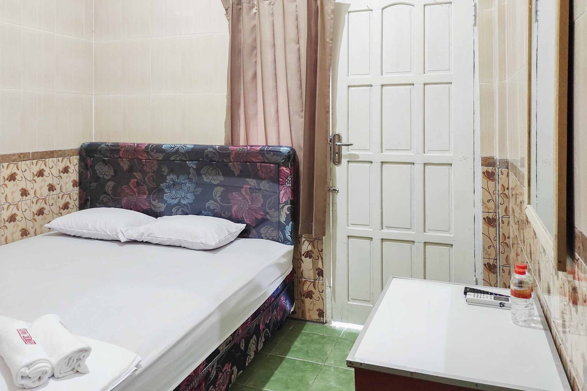 Bedroom 1, Queen Asri RedPartner, Kediri