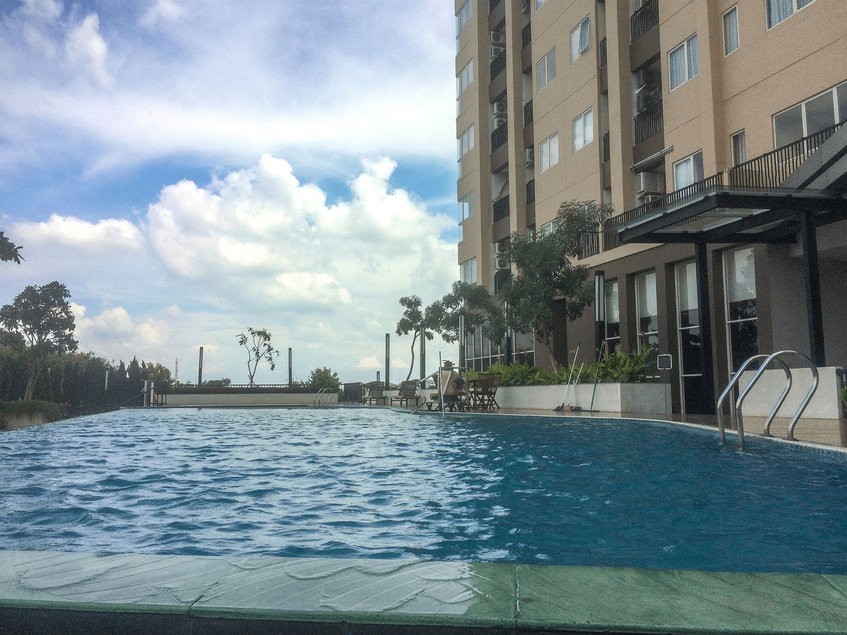 Best Price Studio The Oasis Apartment By Travelio, Cikarang