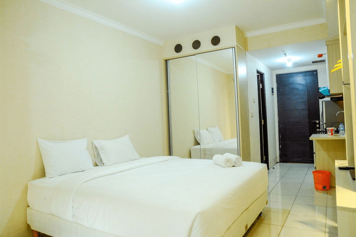 Modern Studio Room at Grand Serpong Apartment By Travelio, Tangerang