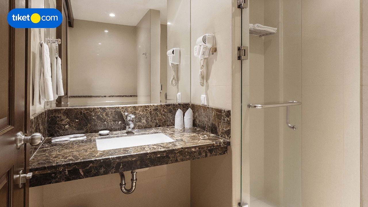 Bathroom 13