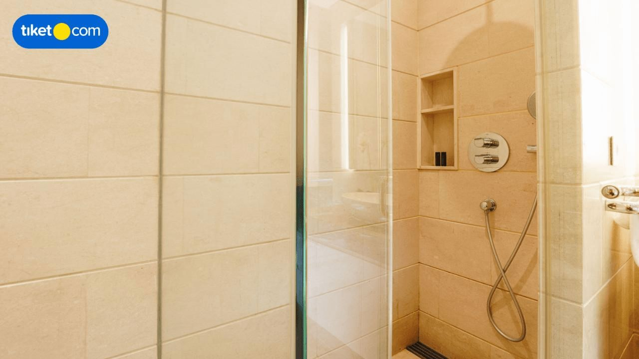 Bathroom 16