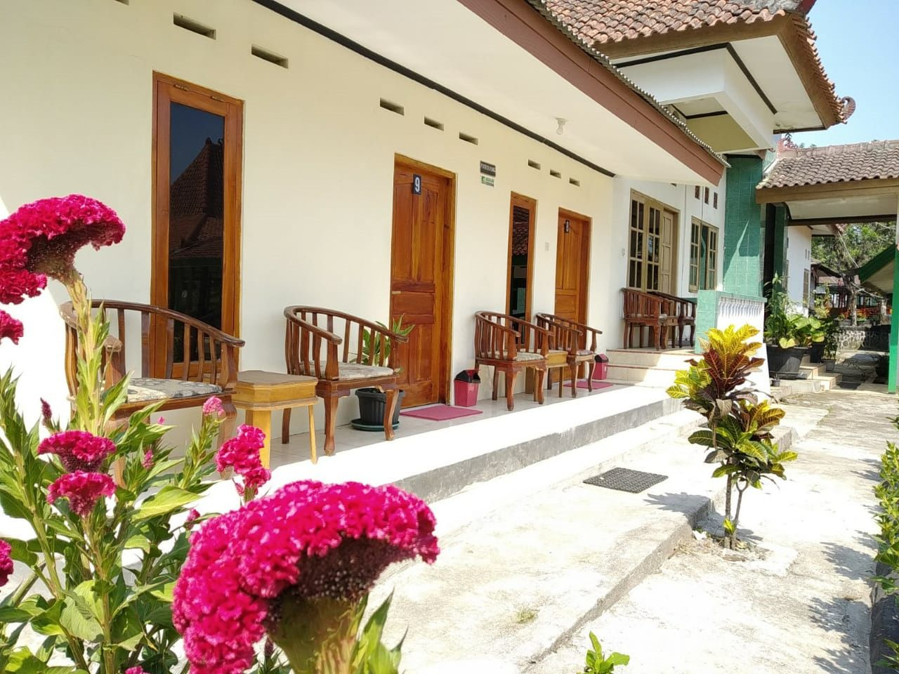 Exterior & Views