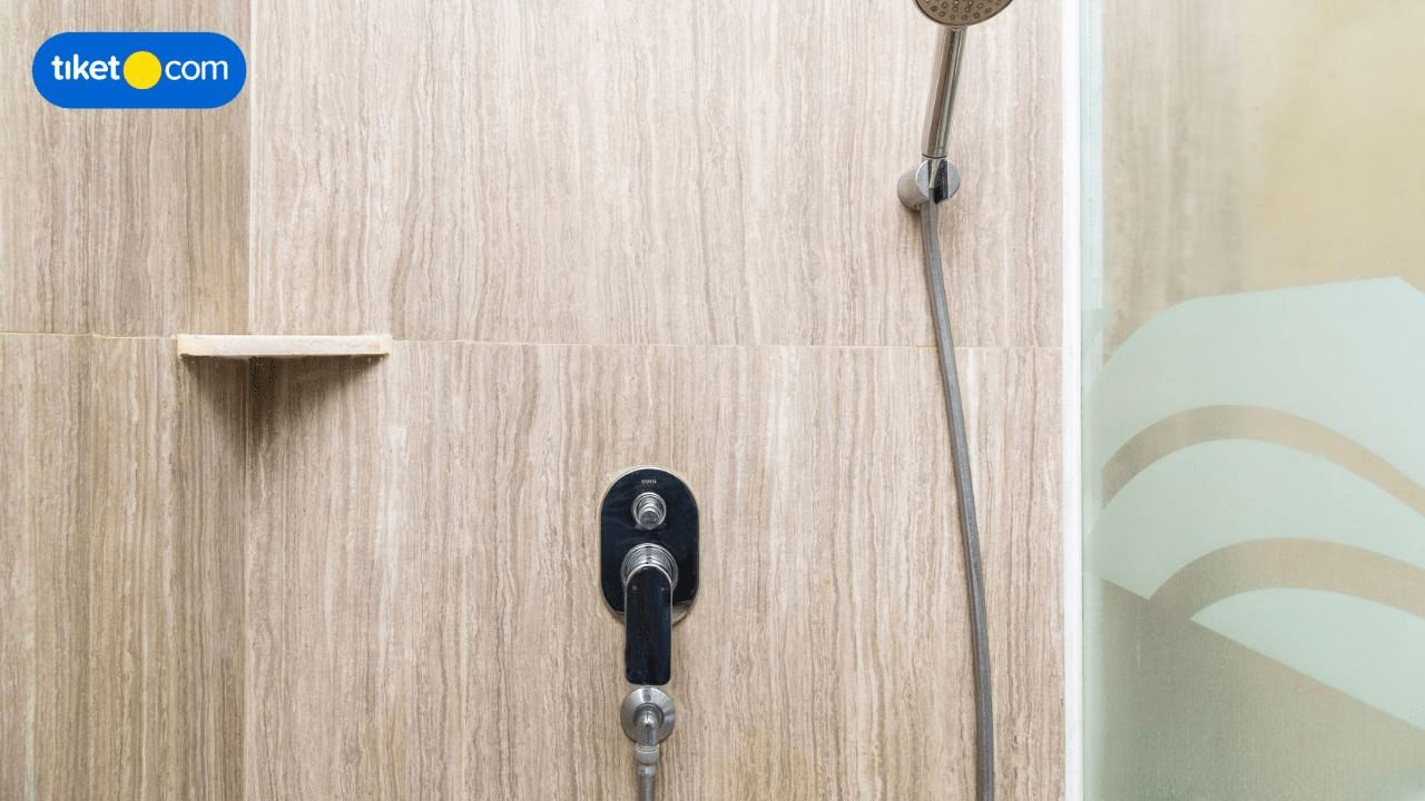 Bathroom 16