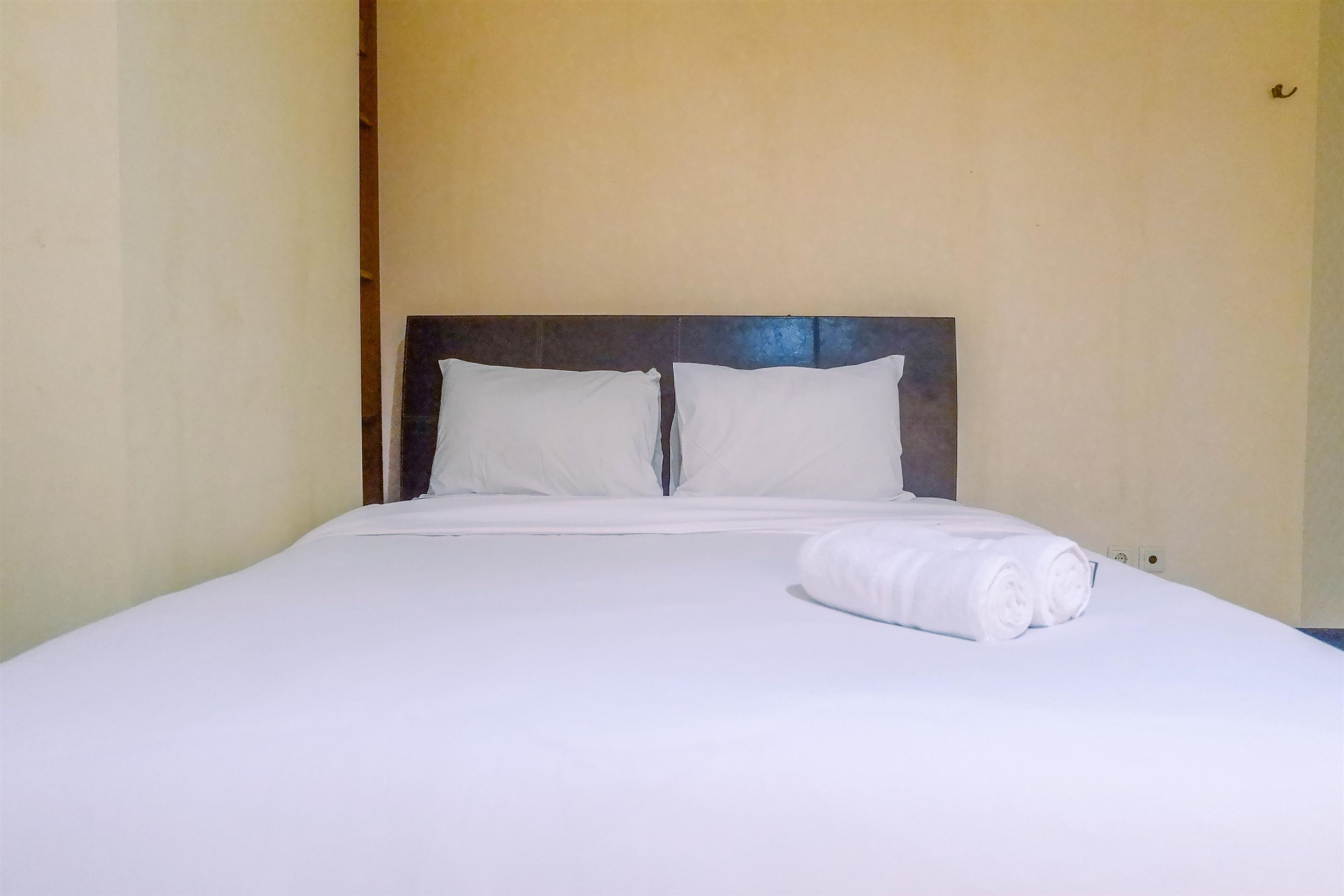 Bedroom 1, Very Spacious 3BR High Floor Taman Beverly Apartment By Travelio, Surabaya