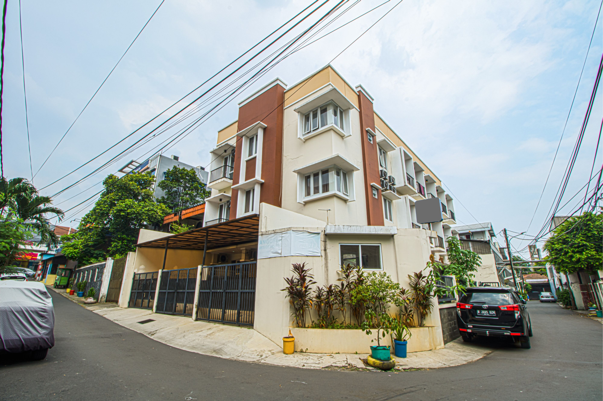 Exterior & Views