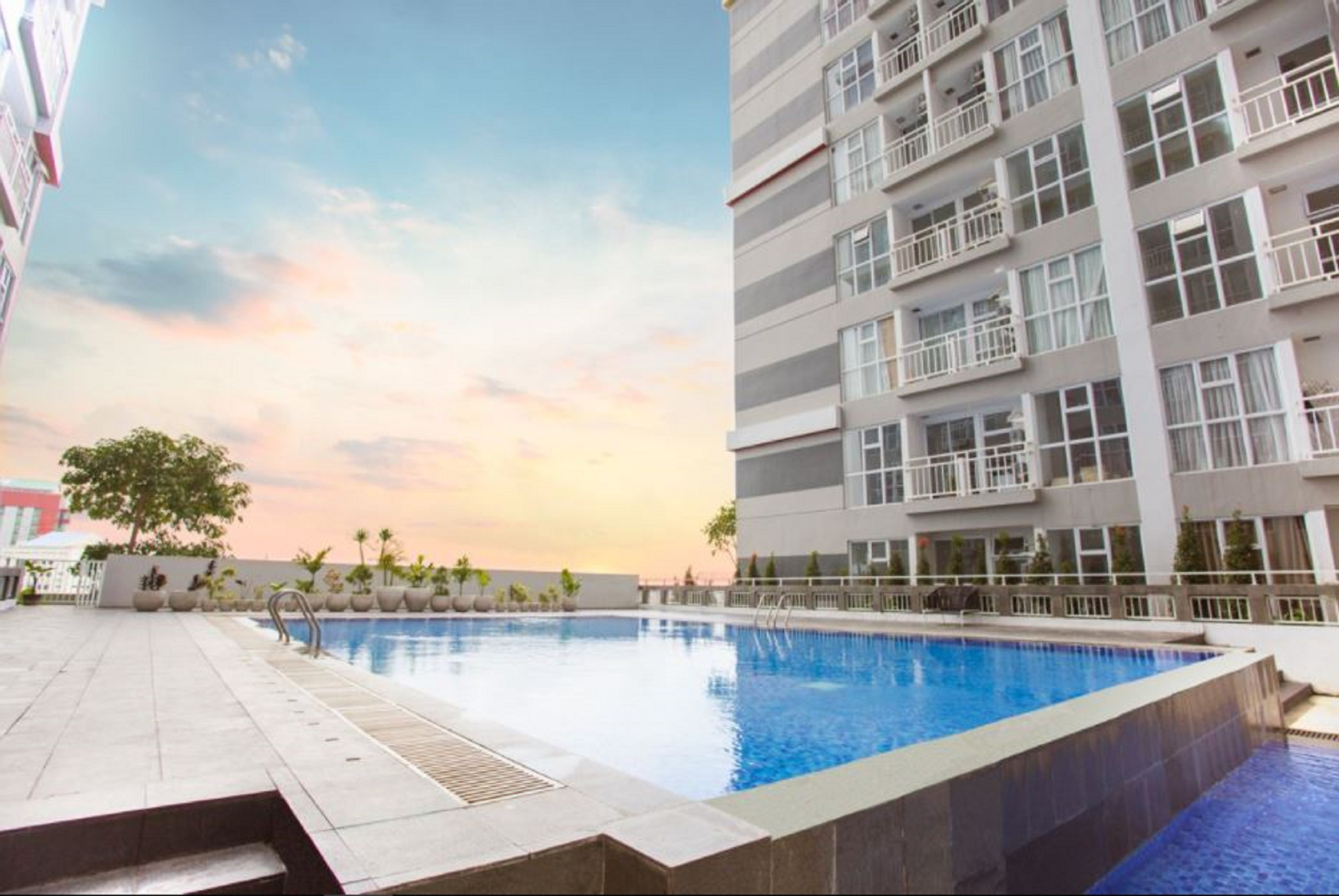 Life Taman Melati Surabaya, Surabaya