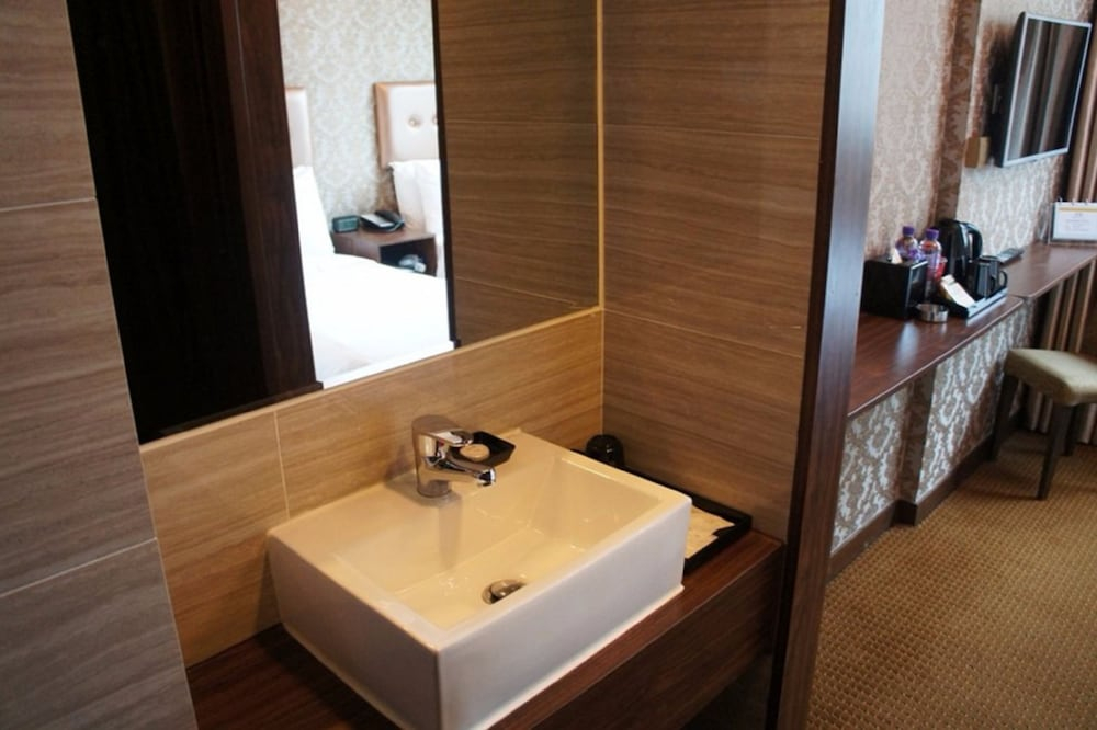 Bedroom 4, Grand City Hotel, Central and Western