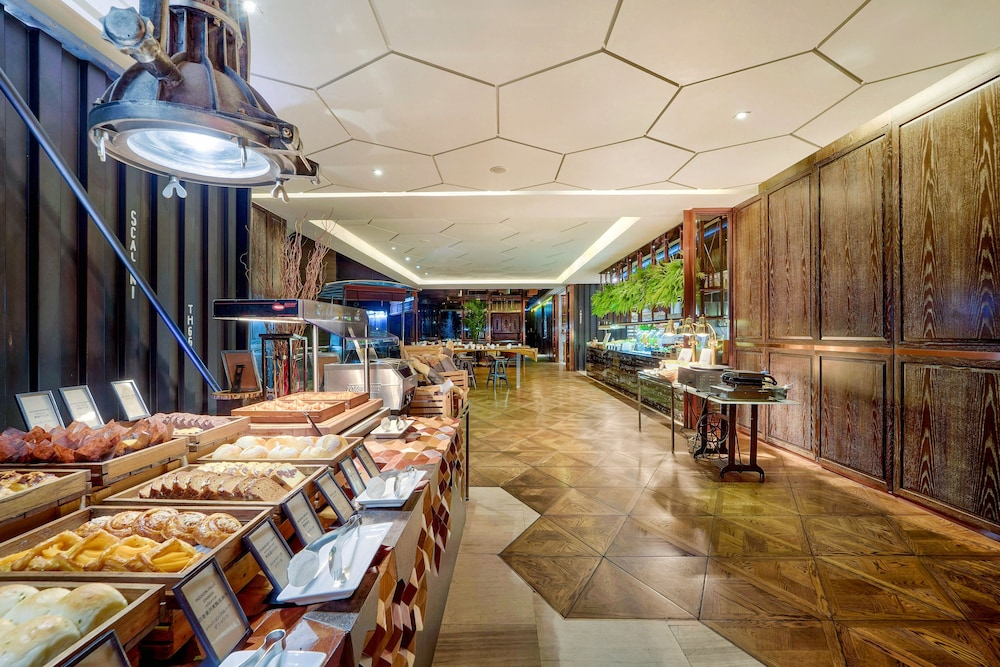 Food & Drinks 3, Hilton Sukhumvit Bangkok, Khlong Toey