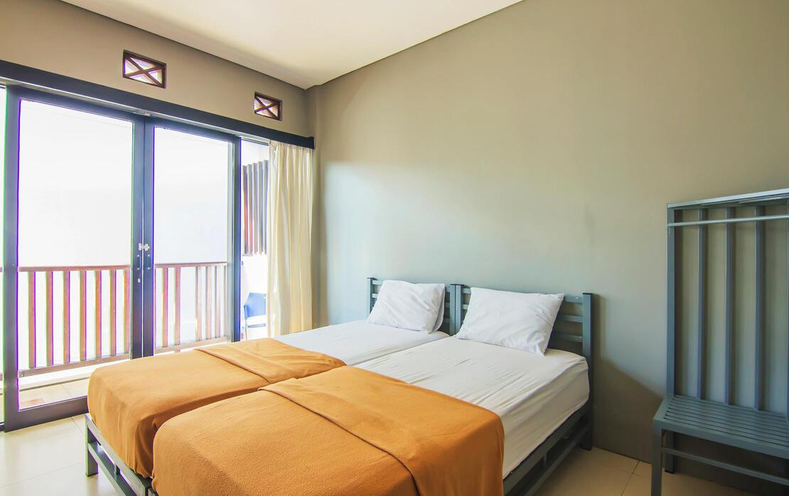 Kamar Standard Double atau Ranjang Lain - Pemandangan Kolam Renang