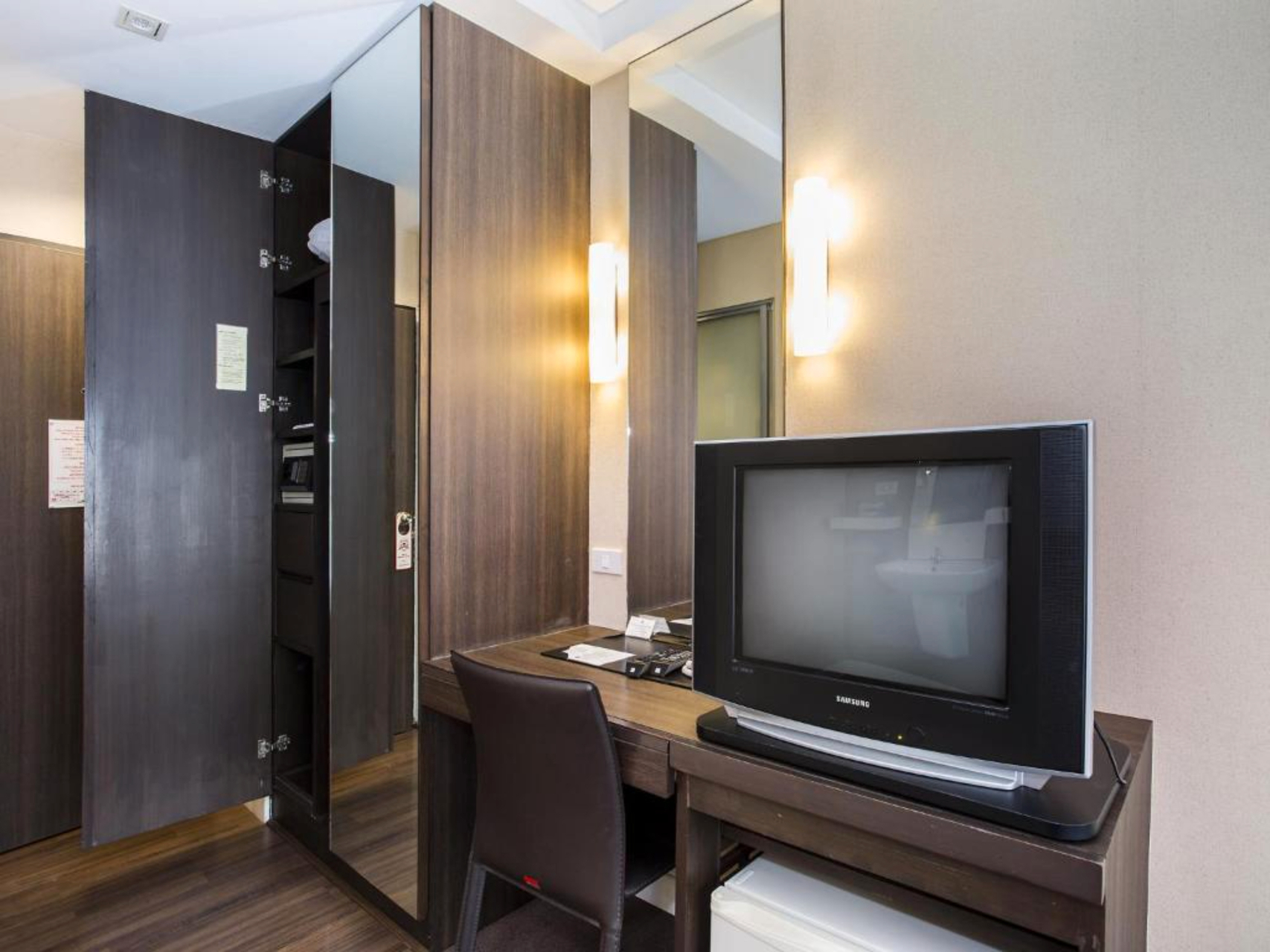 Bedroom 4, Green Bells Hotel, Wattana