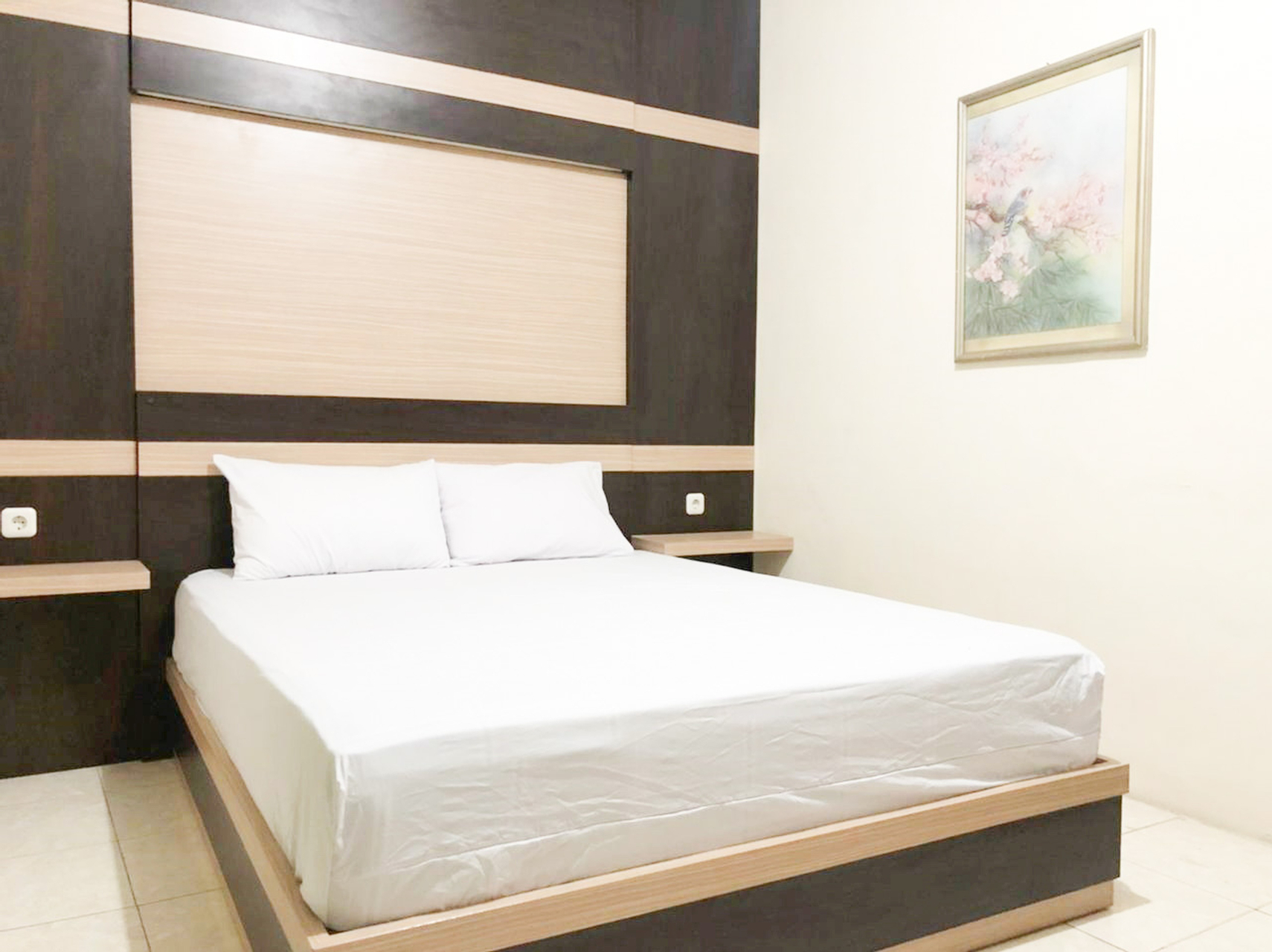 Bedroom 1, Yellow House Syariah RedPartner near MERR Rungkut Surabaya, Surabaya