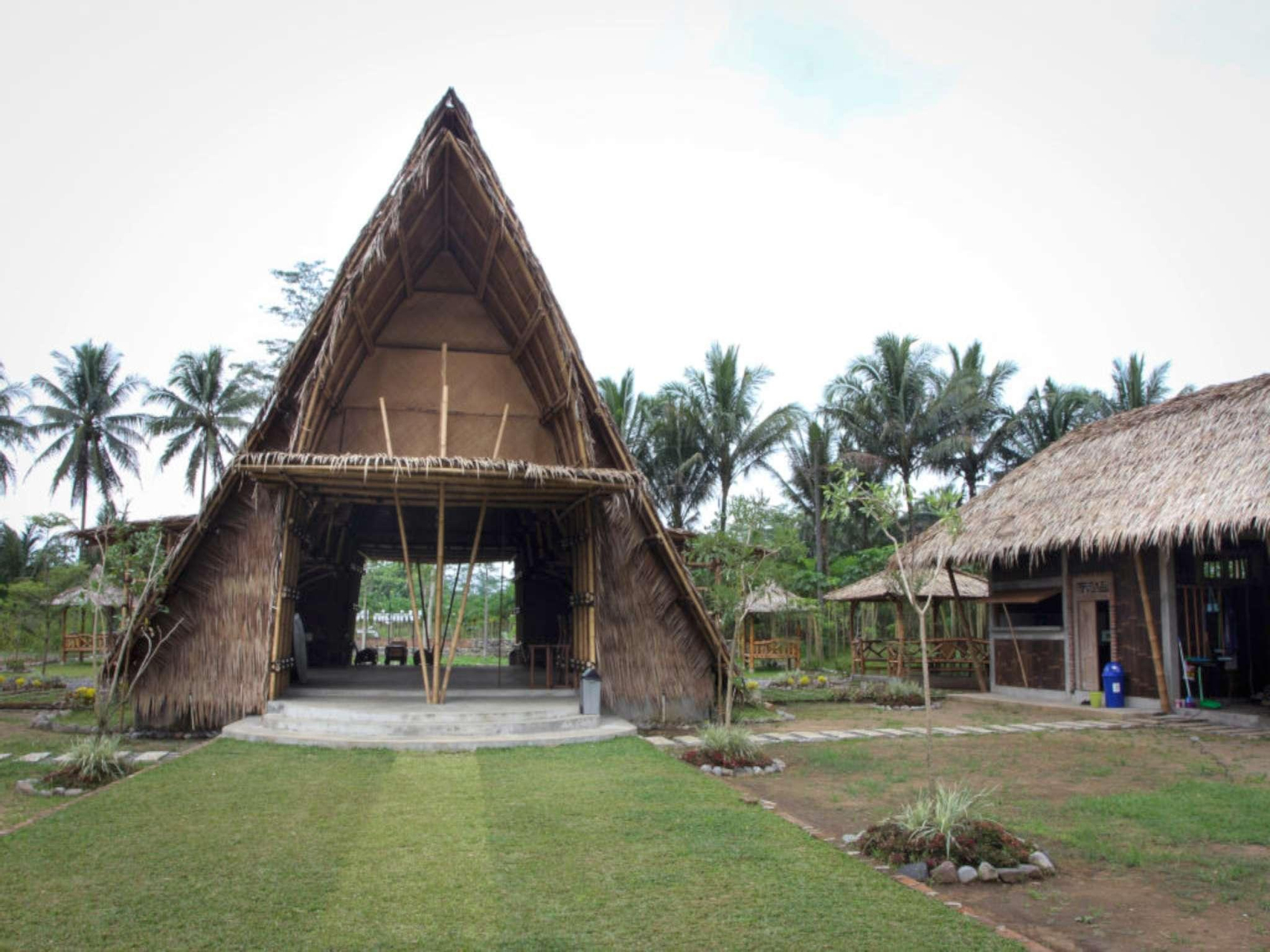 Exterior & Views 3, Family Room 05, Magelang