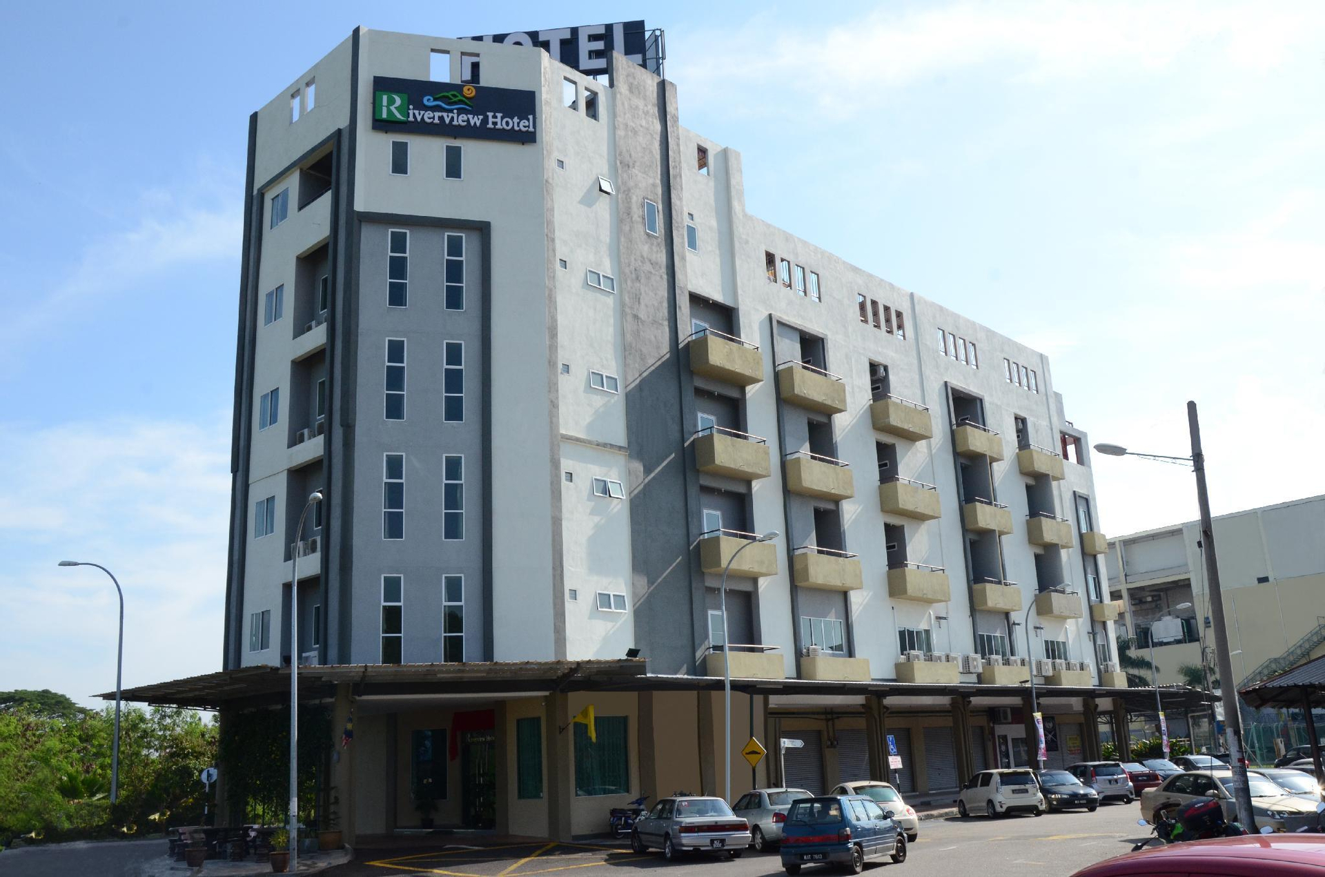Riverview Hotel, Jempol