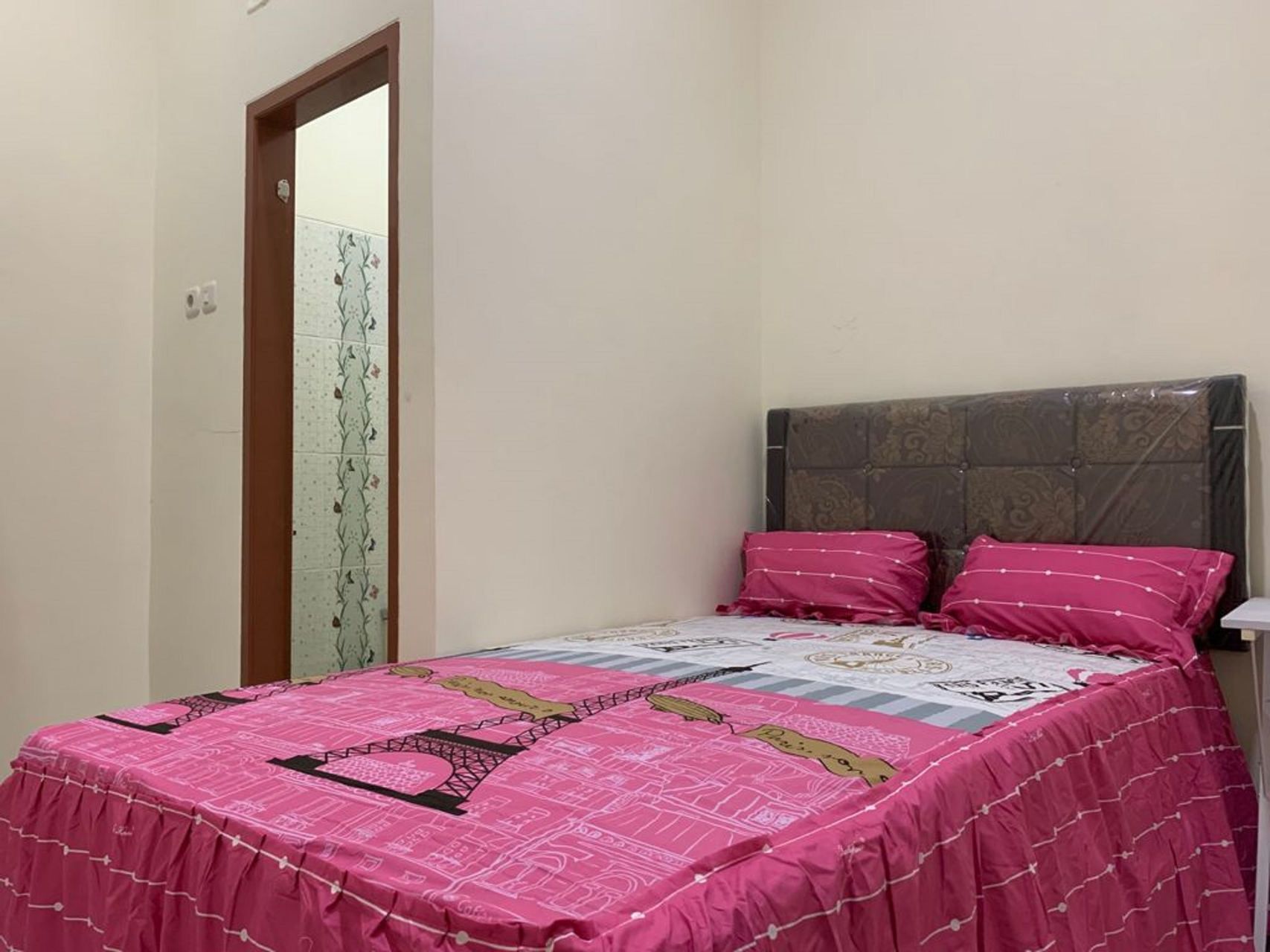 Bedroom 1, OYO 90699 Yellow White Guesthouse Palu (temporarily closed), Palu