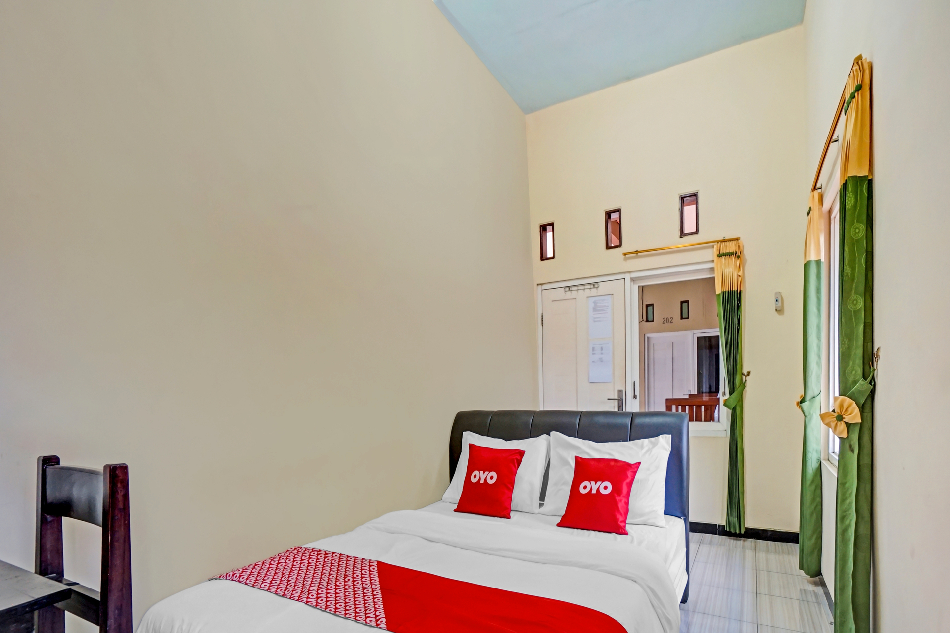Bedroom 1, OYO 3298 Bromo Guest House Family, Malang