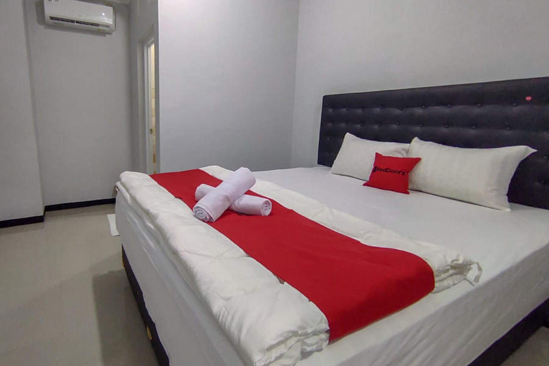 Bedroom 4, RedDoorz Syariah near Alun Alun Purwokerto 2, Banyumas