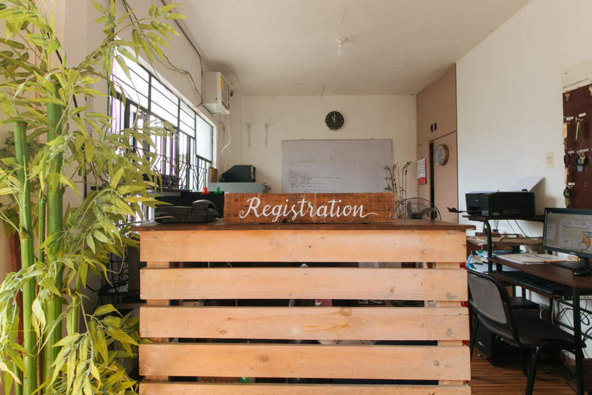 Public Area, RedDoorz @ DMS Apartelle, Los Baños