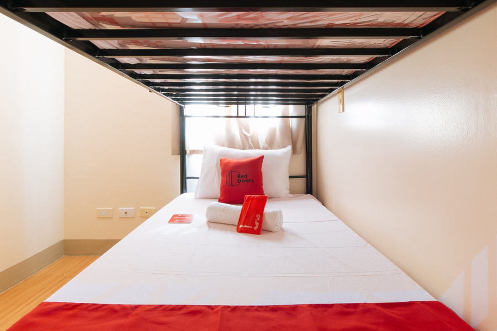 Bedroom 3, RedDoorz @ DMS Apartelle, Los Baños