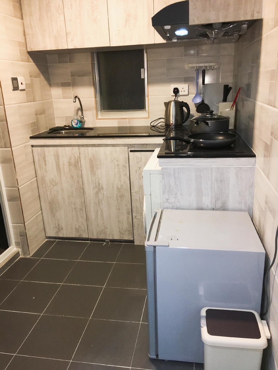 1, New Renovated Apt, 3 double beds, 3 mins to MTR, Sham Shui Po