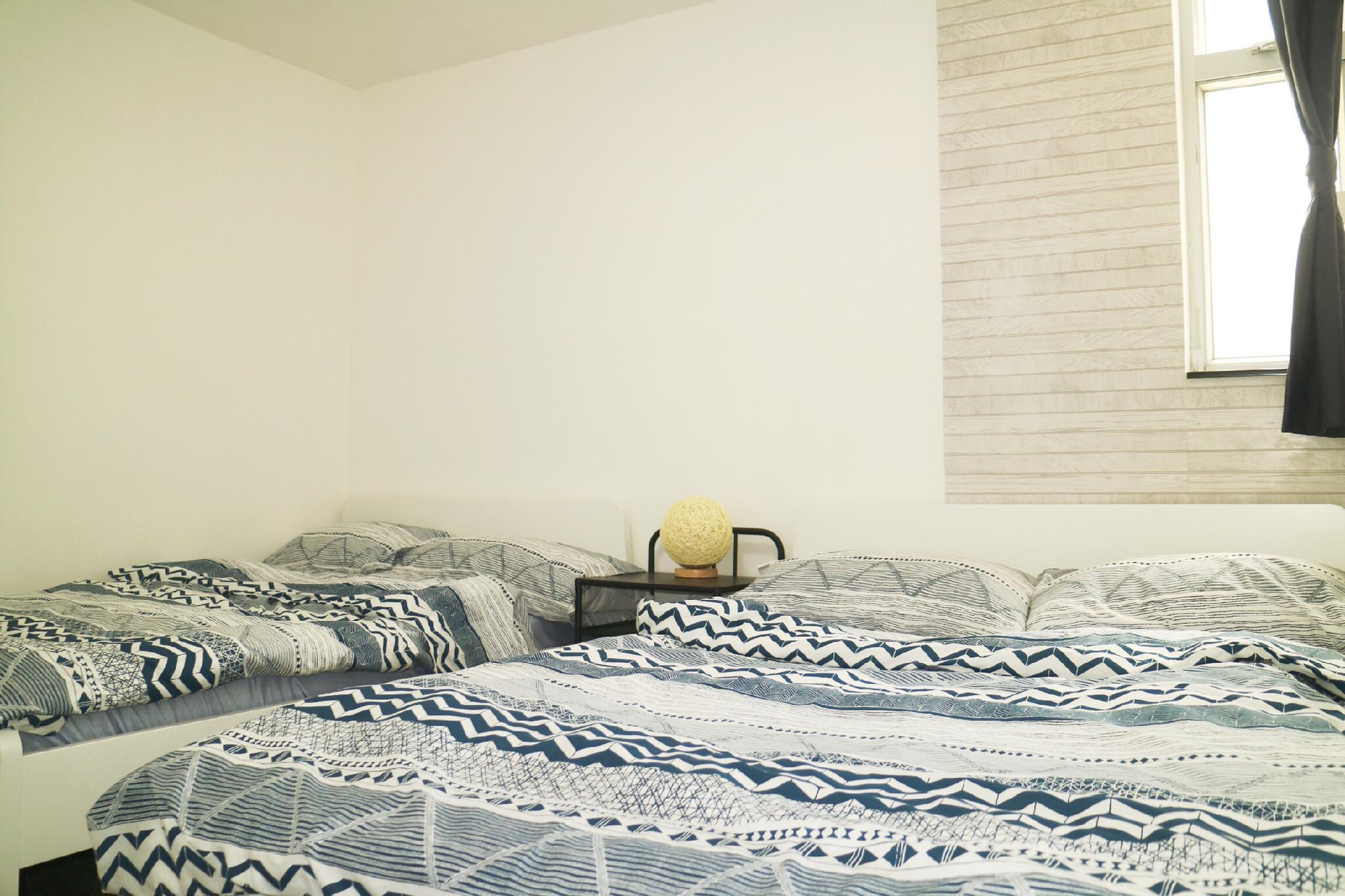 Bedroom 2, New Renovated Apt, 3 double beds, 3 mins to MTR, Sham Shui Po
