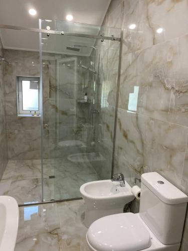 Bathroom 3, Hotel Demokracia, Pukës