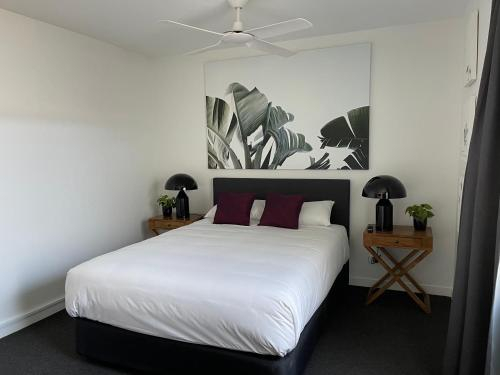 Bedroom 1, Plantation Hotel Coffs Harbour, Coffs Harbour - Pt A