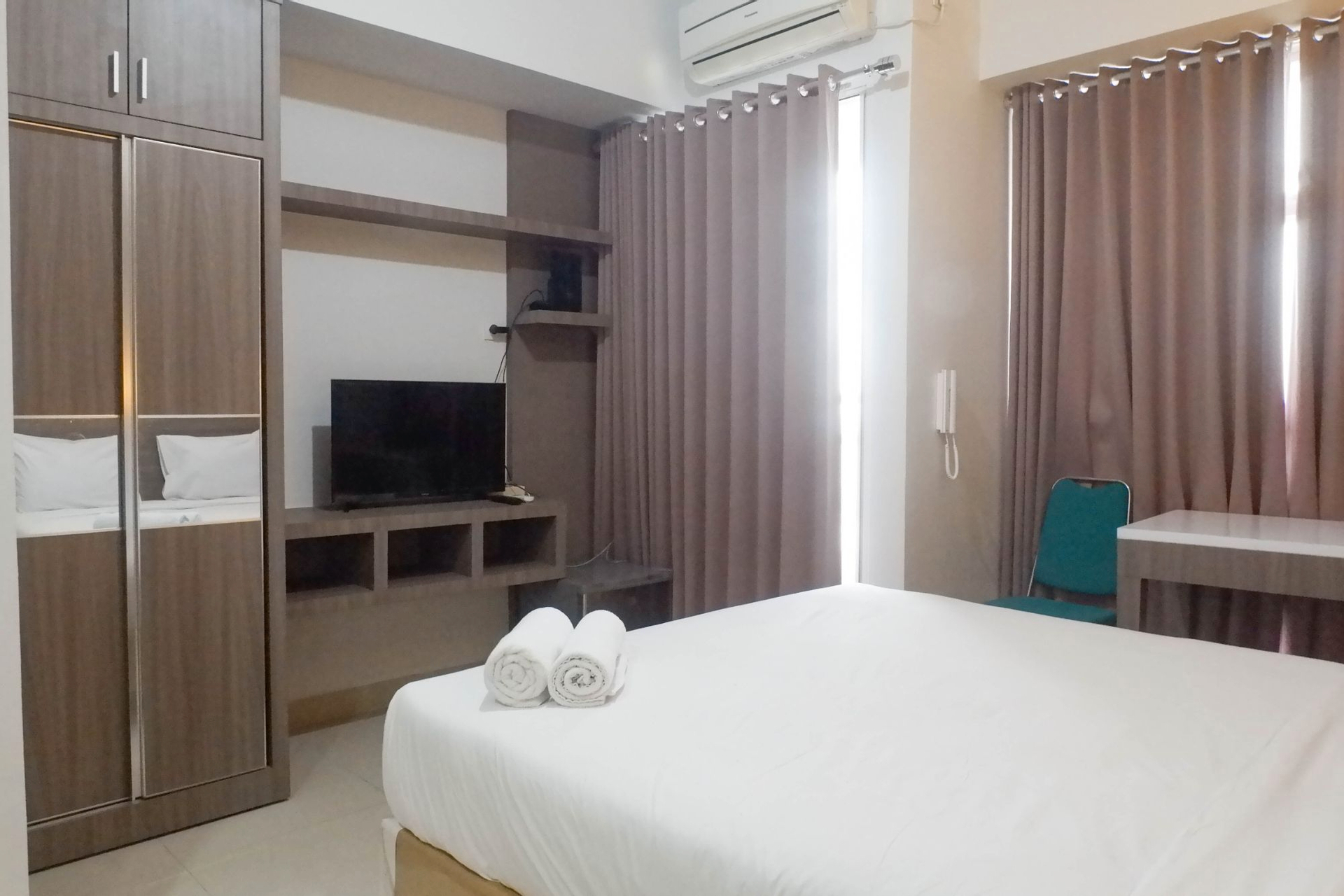 Serene Luxurious Studio Room Apartment at Taman Melati Surabaya By Travelio, Surabaya