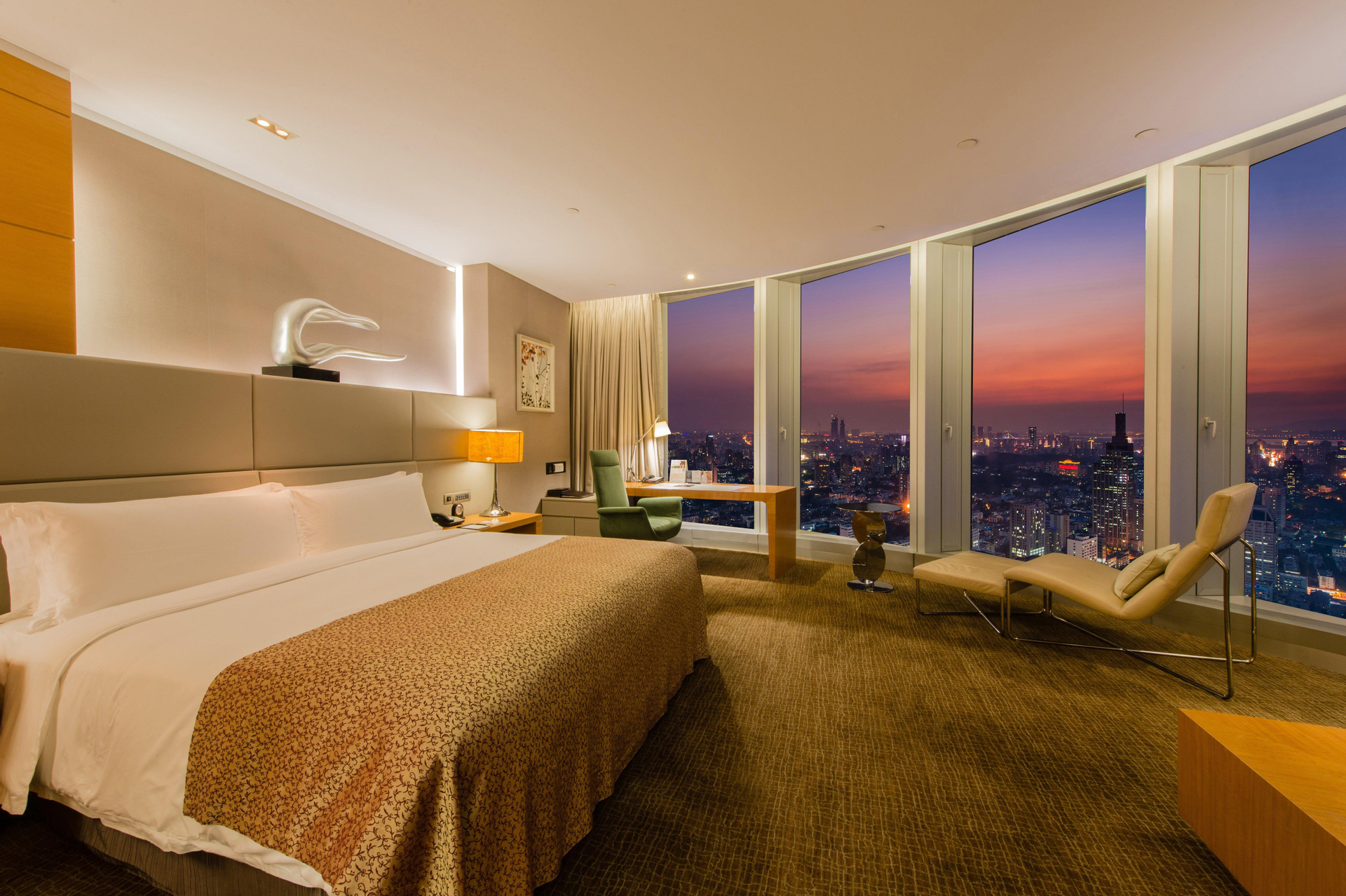 1 King Bed Classic City View