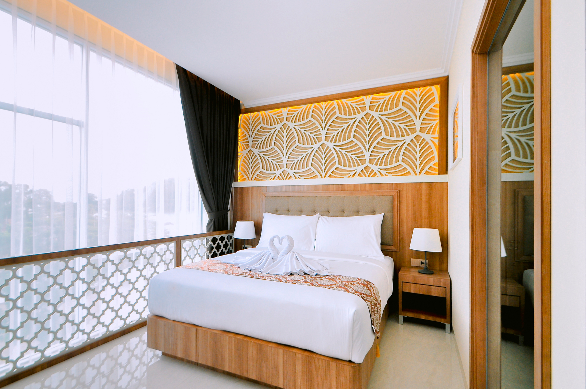 King Grand Deluxe Room - Mountain View